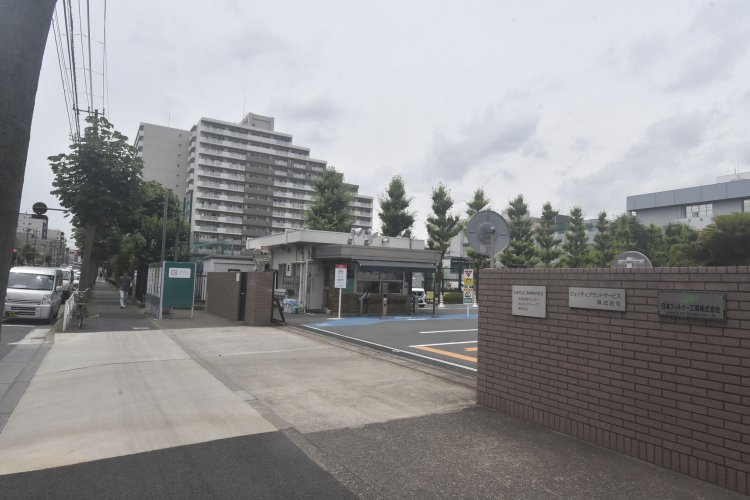 日本たばこ産業（JT）東京支社前では空の広さを実感できる。