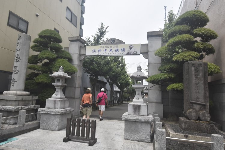蔵前橋通りから延びる法恩寺参道。