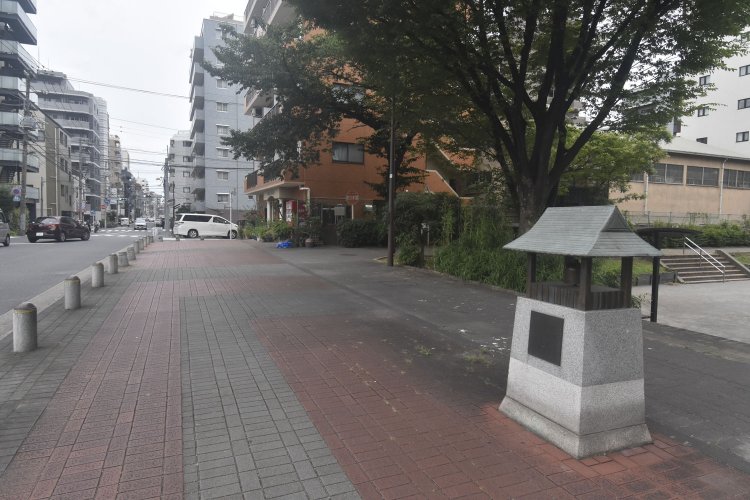 本所時之鐘のレプリカ。作中ではこのお堂の前に長谷川家があった。