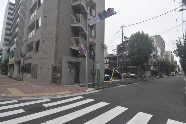 かつて軍鶏なべ屋があった馬車通りと清澄通りの交差点。