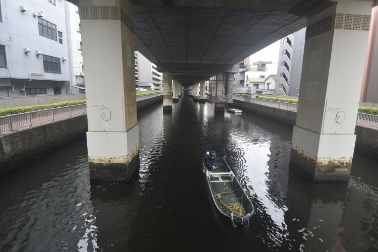 二之橋上から三之橋方面を望む。今でも船の行き来が見られる。