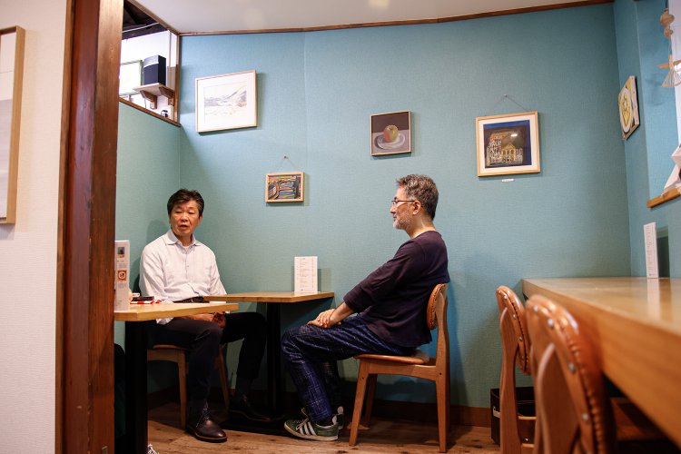 『本屋Title』の喫茶スペースでお話を伺う。新刊書店といえども、店のつくり方はまったく違う。