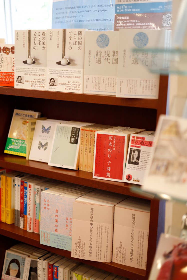 入り口右側では、小さなフェアを随時開催している。