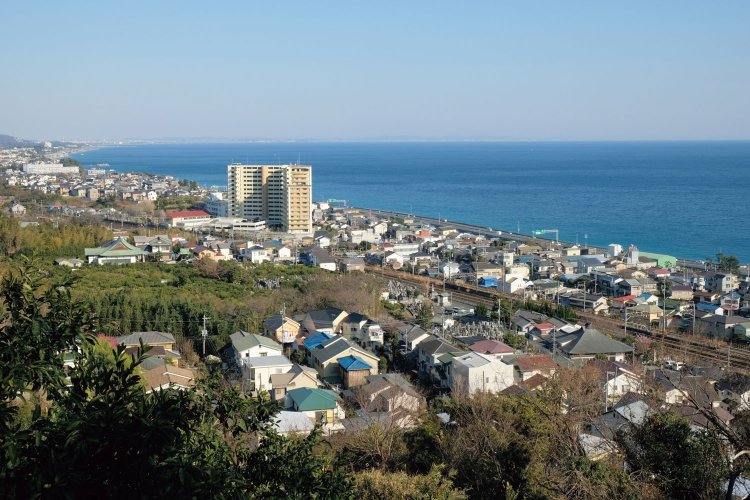 西山農道休憩所から菅原神社方面へ下りずにそのまま直進すると国府津駅の裏手に。その付近の風景。