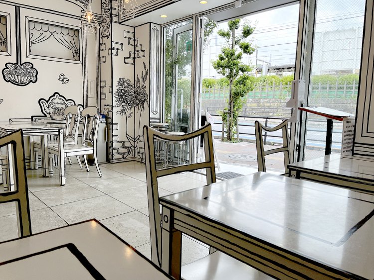 道路をはさんで向かい側にはJR山手線が走る。