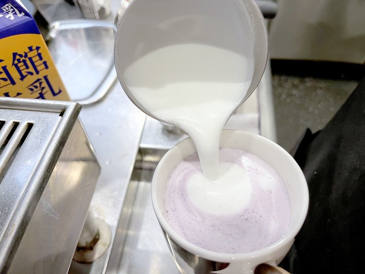 紫イモのパウダーに練乳やたっぷりの温かいミルクを注いでラテアートに。