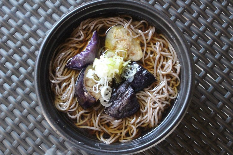 ぶっかけ揚げなすそば850円。なすの甘みがたまらない。