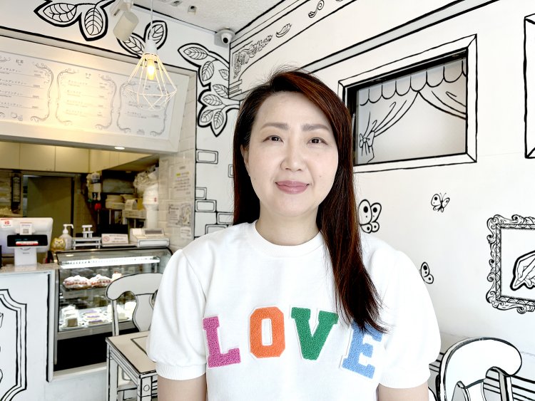 新大久保界隈で5つの店を展開するオーナーの韓智愛さん。