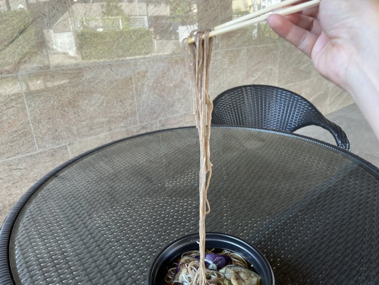 そばはかなり長く、ツルツル啜り込むのが楽しい。