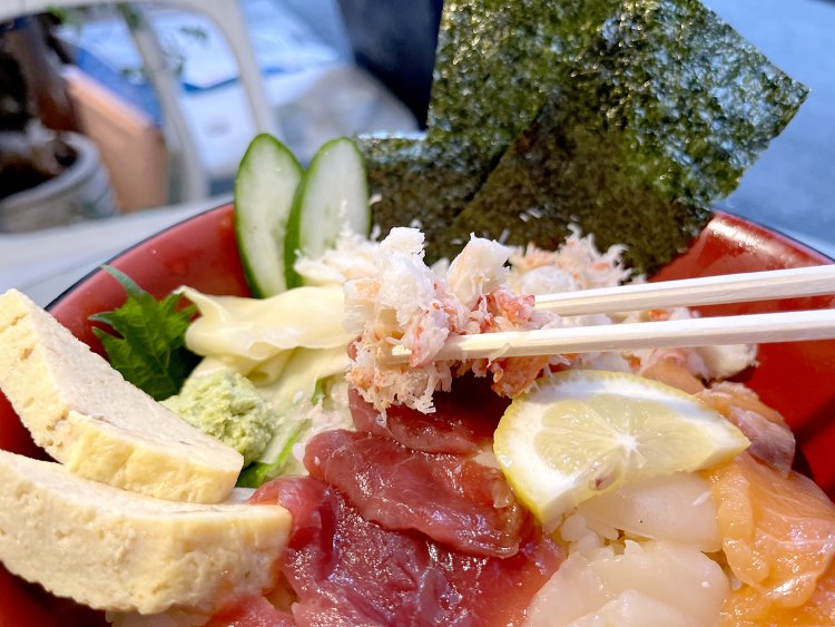 カニカマじゃなくて、正真正銘のカニ身が乗っている！