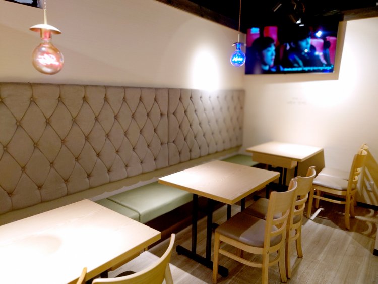 入り口の左側には、落ち着いた個室的なテーブル席。モニターには韓流ドラマが流れる。