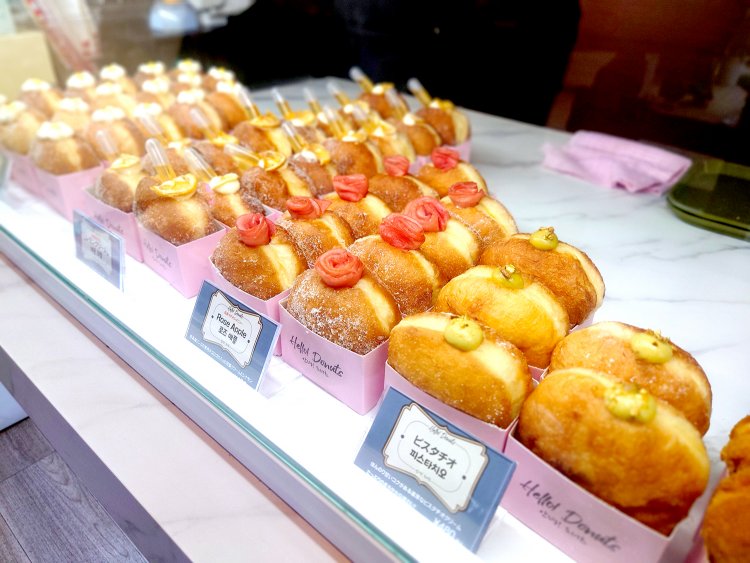 ショーケースには15種ものドーナツがずらり！　リンゴのバラなどかわいいトッピングも人気だ。