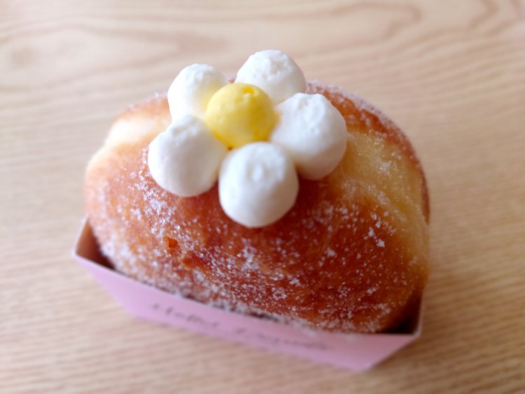 一番人気のウユクリーム440円。花模様のトッピングがかわいい！