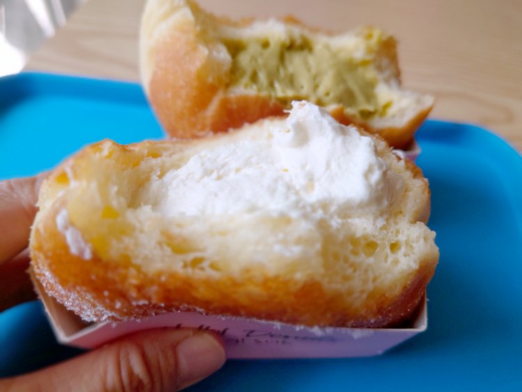 中にはクリームがたっぷり！ 　ギュッと生地を押してもあふれすぎず、ほどよいふんわり食感。