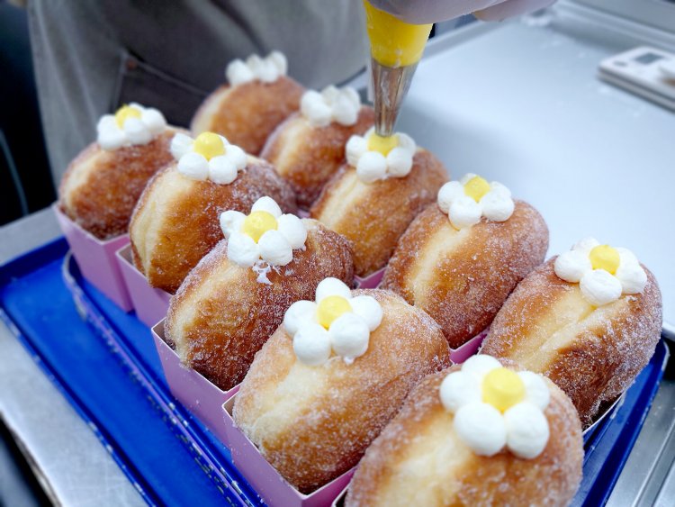 ウユクリームの花模様は一つ一つ丁寧にトッピング。