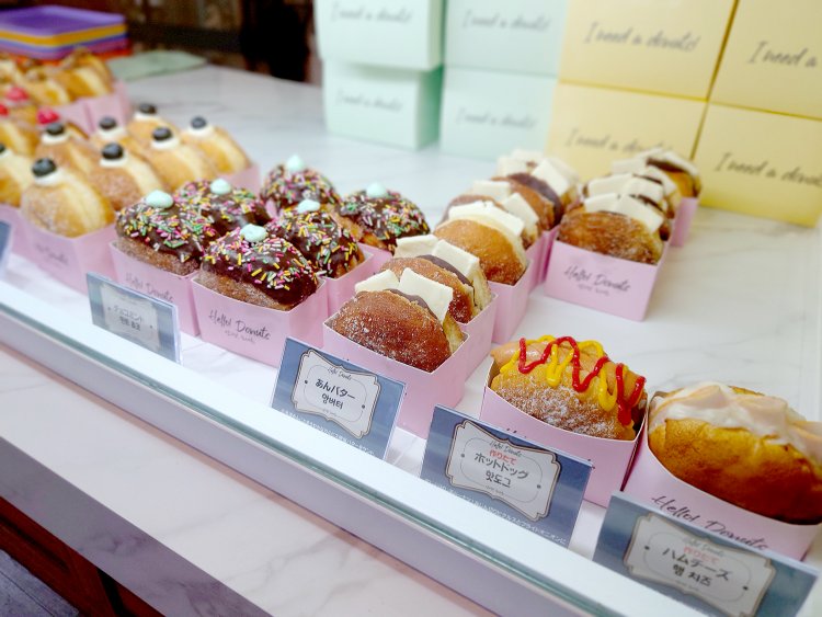 ハムチーズやホットドックなど食事系ドーナツは、注文毎に作り立てが食べられる。