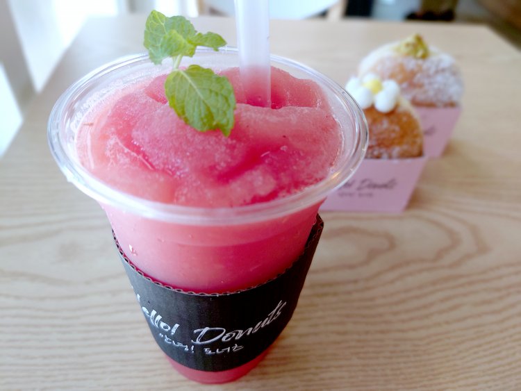 ドーナツと相性抜群のスイカスムージー880円。