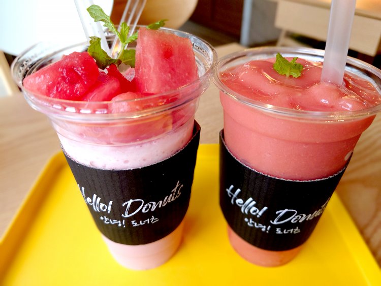 左からスイカココナッツミルクスムージー880円、トマトスムージー770円。