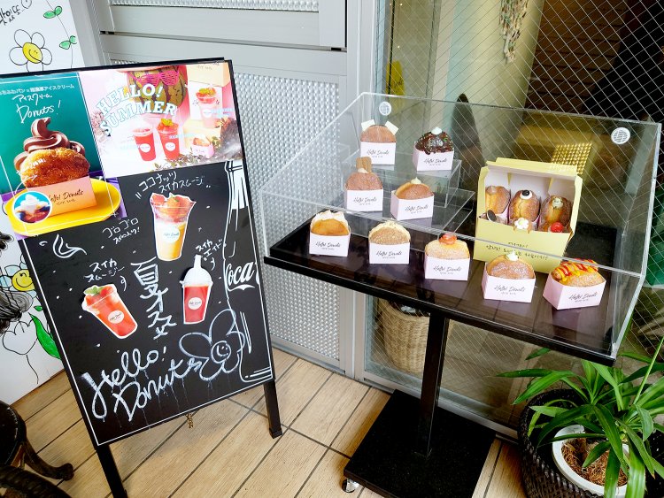 店前にはドーナツのサンプルやスムージーなどの写真が。どれにしようか悩んでしまう！