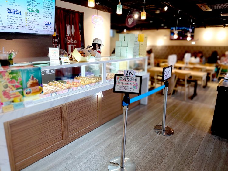 ショーケースにドーナツがずらり。奥の広いスペースにテーブル席がある。
