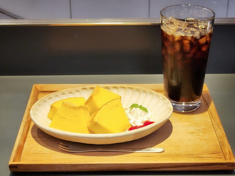 バウムクーヘンプレート 720円、アイスコーヒー セット価格 350円（単品の場合 600円）。