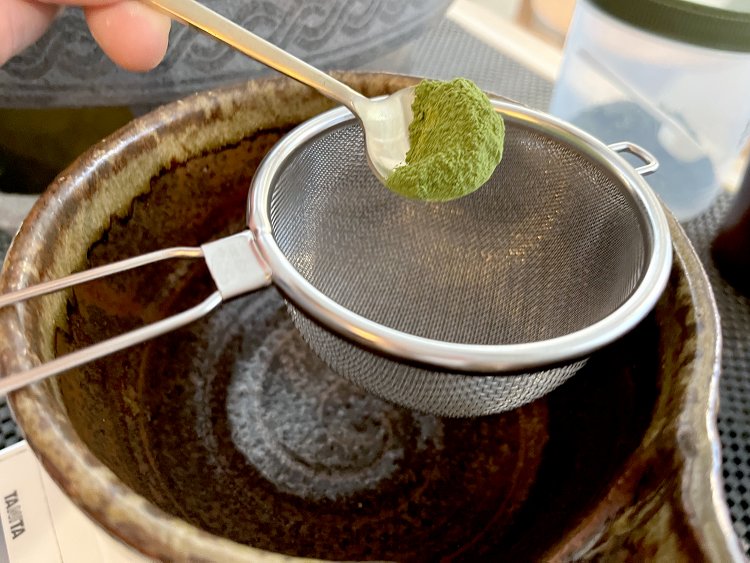 茶漉しでこしながら抹茶を淹れる。