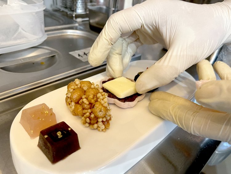 もなかはオーダーが入ってから作る。中に薄く切ったバターを乗せるのは今風のアレンジ。