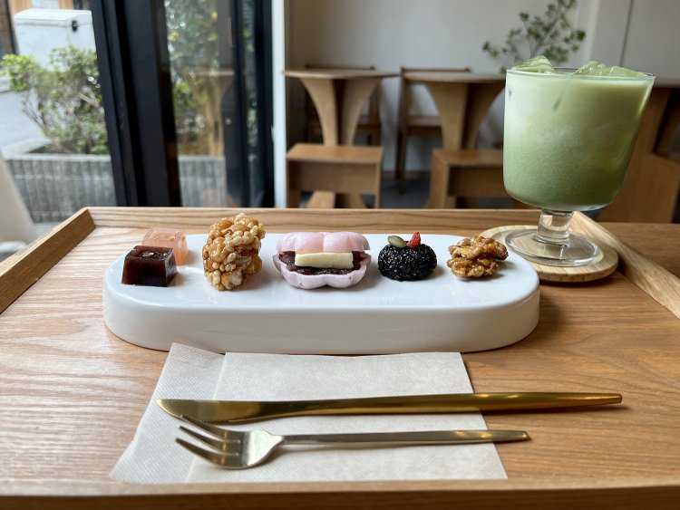 タグァハンサン茶菓子盛り合わせ990円、石臼で挽いた抹茶ラテ759円。