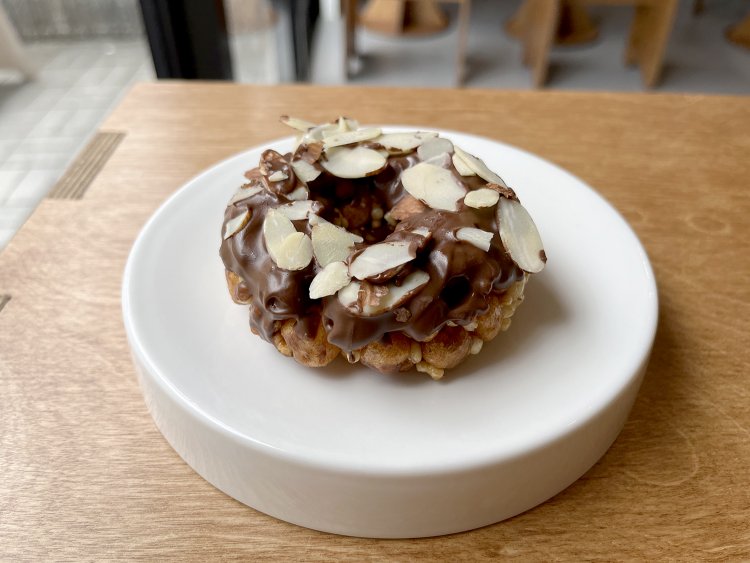 ドーナツに見えるが、チョコの下は伝統菓子のオランダ。アーモンドランダ380円。