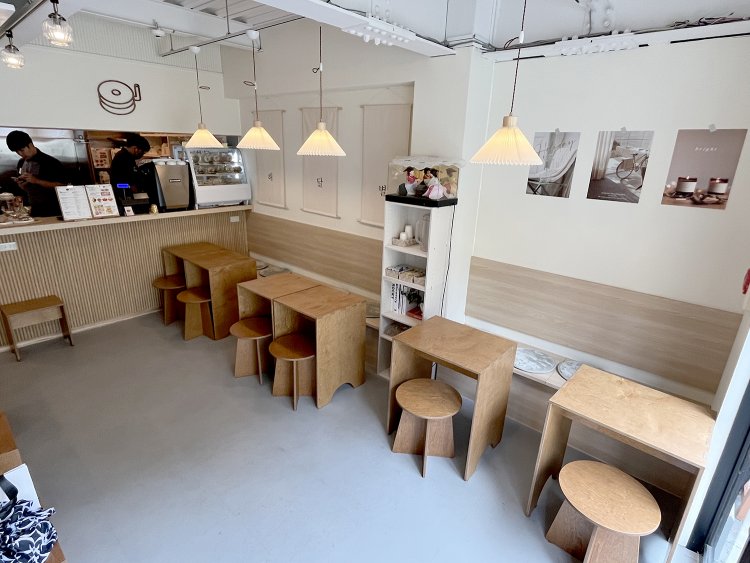 シンプルで落ち着いた店内。