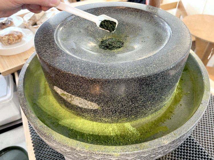 茶葉を挽きはじめると、ふわっとお茶の香りがしてくる。