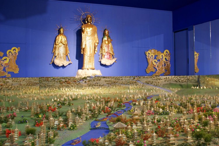 仏が見守る穏やかで美しい極楽。