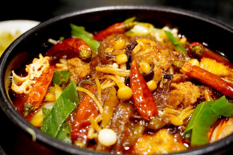 名物・火鍋の旨辛麻辣スープをアレンジ。ただ辛いだけでなく旨味＆甘みがしっかり効いている。