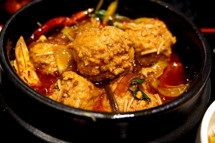 熱々の石鍋にどでかい肉団子がゴロゴロ入っている。