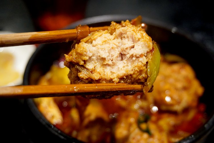 ふわっふわの肉団子は、口の中でほどけるほどのやわらかさ。