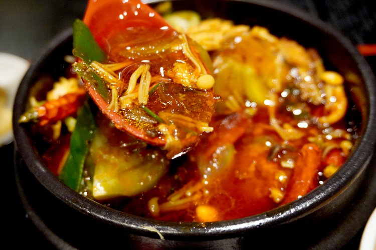 葉物野菜やきのこ、ネギなど具材がてんこ盛り！　旨辛スープでしっかり煮込まれている。