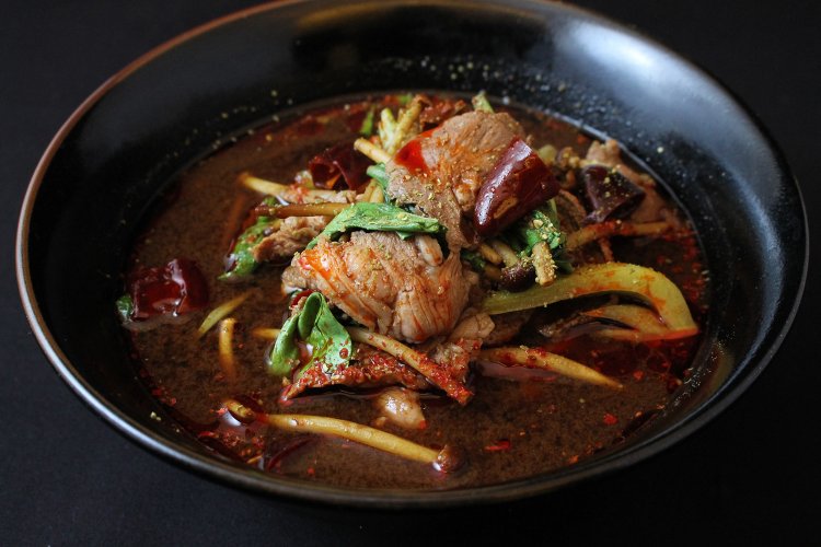 火鍋のラーメン、火鍋湯麵（フォーコータンメン）1100円。中辛は+50円、激辛は+100円。