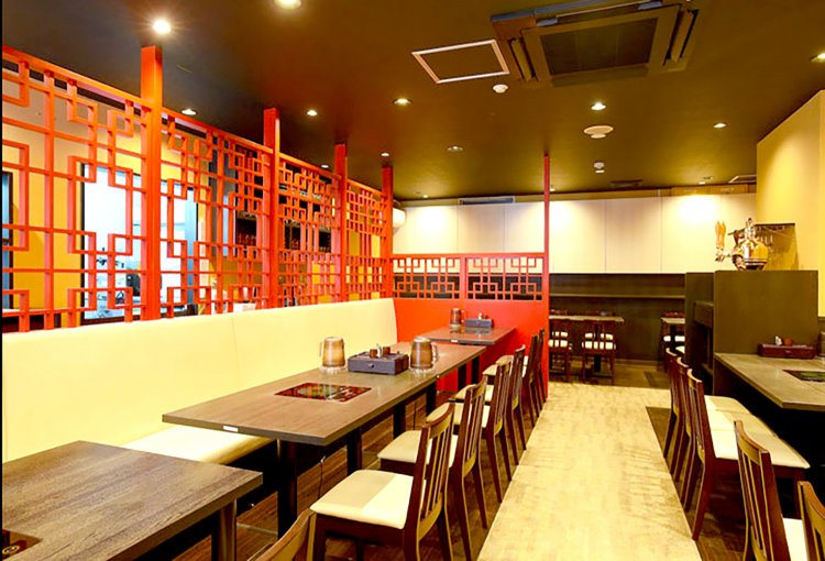 ホール40席、大ホール16席、個室8席。連日満席の繁盛店。