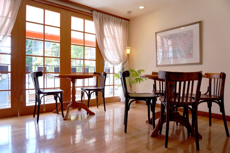 優雅な空間が広がる美しい店内。中庭にテラス席もある。