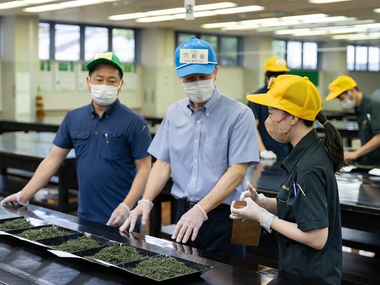 新しいお茶に出会ったりトレンドを知るきっかけとなるほか、茶業者同士の情報交換の場としての役割も