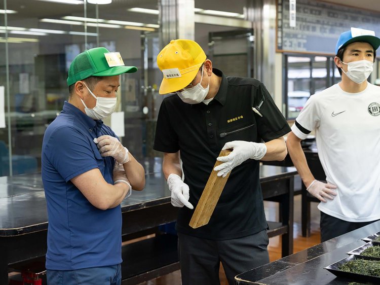 価格交渉に使われるのは、背面が見えなくなっている5つ玉そろばん。売手、買手の希望額がお互いに見えない仕様になっている。