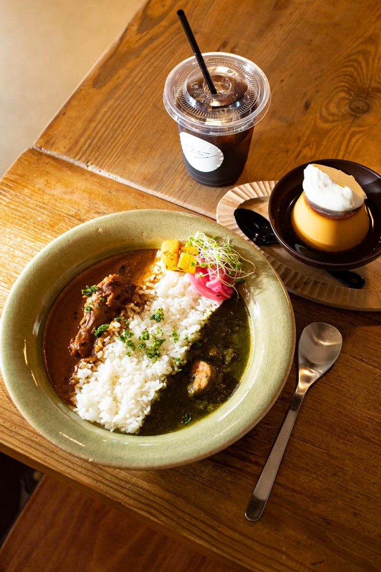 マノマブレンドコーヒー480円、むっちりプリン500円、グラフィカリー（あいがけ）1250円。