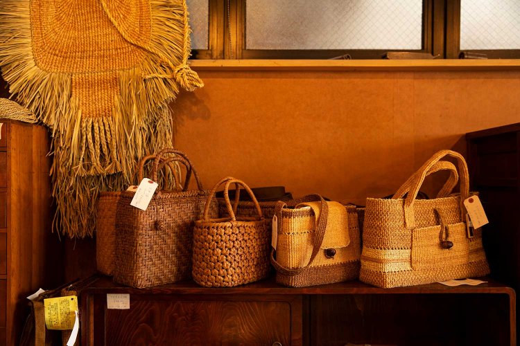 オーナーが買い付けたカゴもずらり。