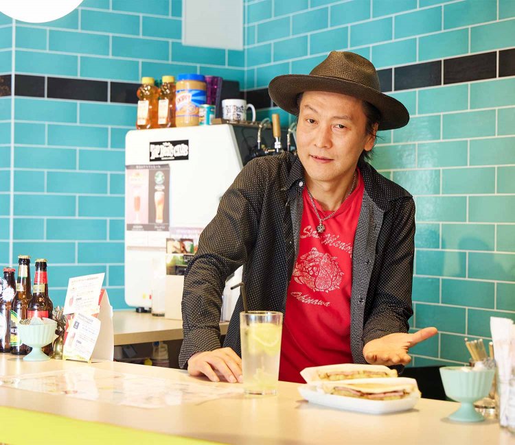 1F カフェ。「これから始まる感」が高い場所にOPEN！