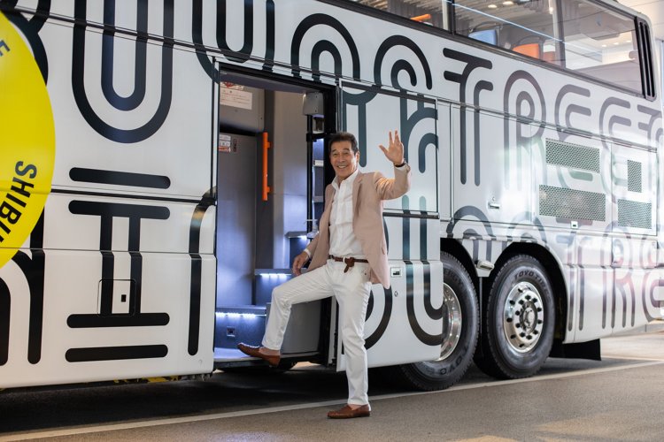 バスの発着場所は渋谷駅前「渋谷フクラス」１階にある9番のりば。