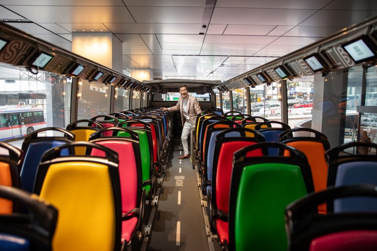 車内の座席もカラフル。足元をよく見ると、通路が道路のようなデザインになっている。