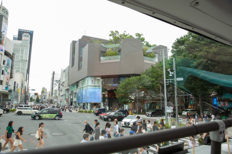 神宮前交差点。「東急プラザ 表参道原宿」が見える。