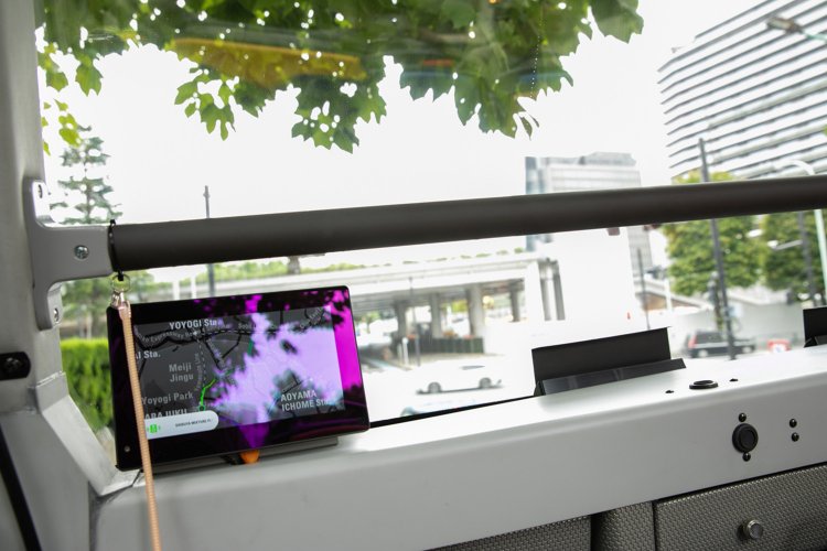 車内モニターの地図でバスの現在地が表示される。