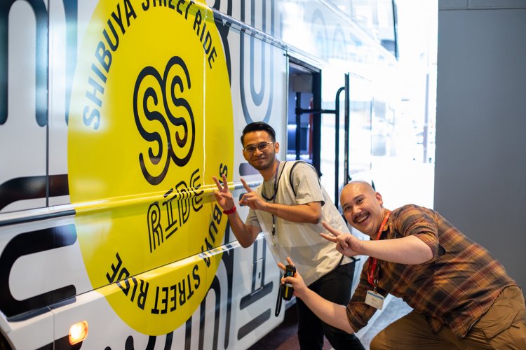 運行補助スタッフのアシュラフさん（左）と、渋谷フクラスのりばリーダー係員のスティーヴェンソン真世さん（右）。フレンドリーな接客でバスツアーをサポートしてくれる。