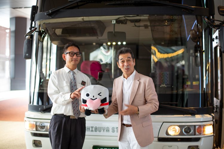 乗務員の児玉恭之さんと記念撮影。手にしているのは東急バスのマスコットキャラクター「ノッテちゃん」。